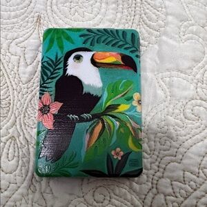 Toucan compact mirror